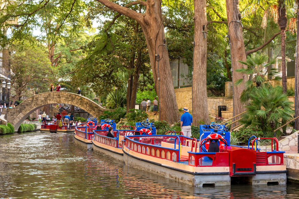 San Antonio Riverwalk restaurants and attractions